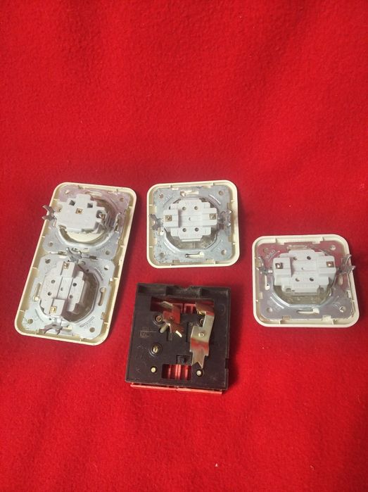 Белый выключатель.