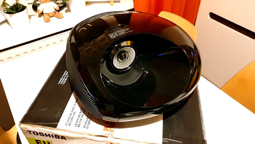 Projektor Toshiba TDP-ET 10, dźwięk 5.1, oryginalna lampa