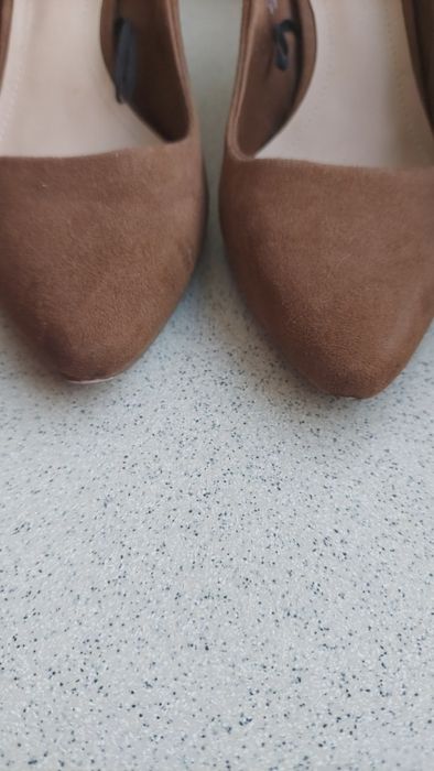 Czółenka zamszowe 39