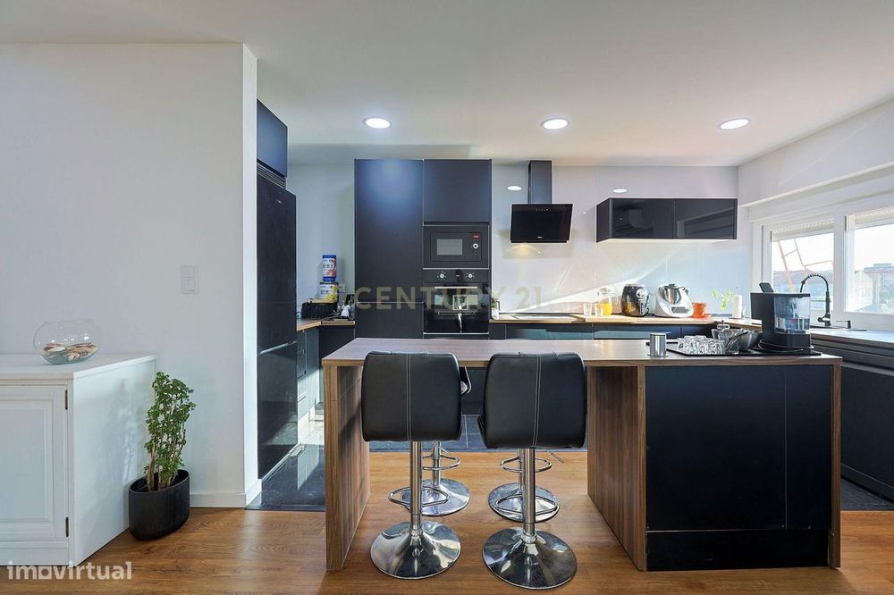 Apartamento T3 Duplex Remodelado no Centro de Corroios