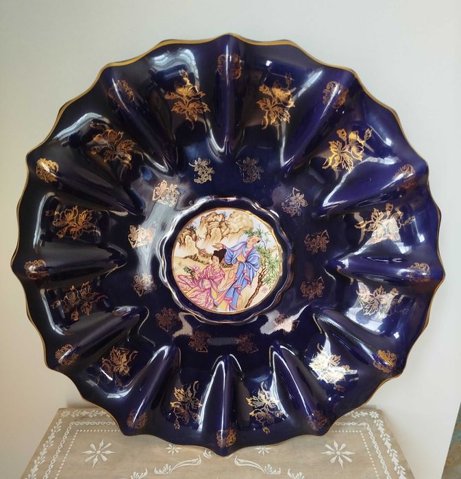Magnífico Pratão azul cobalto, motivo oriental
