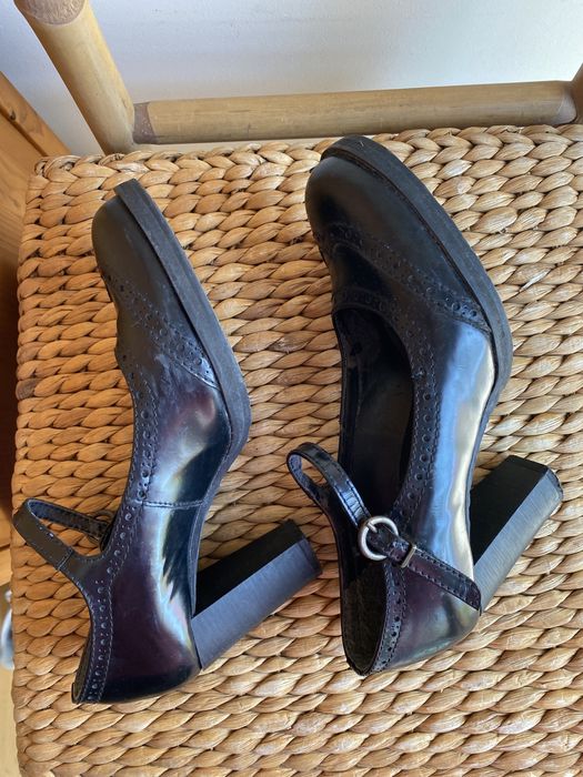 Sapatos salto pretos elegantes