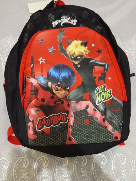 Mochila escolar nova.