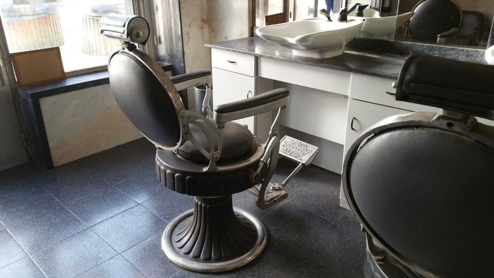 Cadeiras de barbeiro antigas.