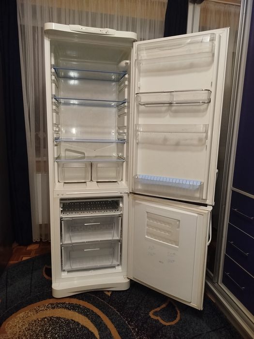 Холодильник Indesit . Індезіт холодильник. Не працює.