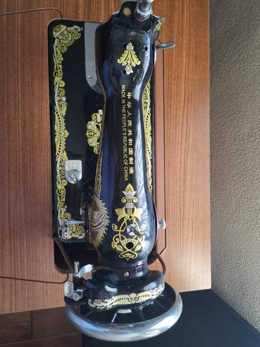 Máquina de costura com móvel