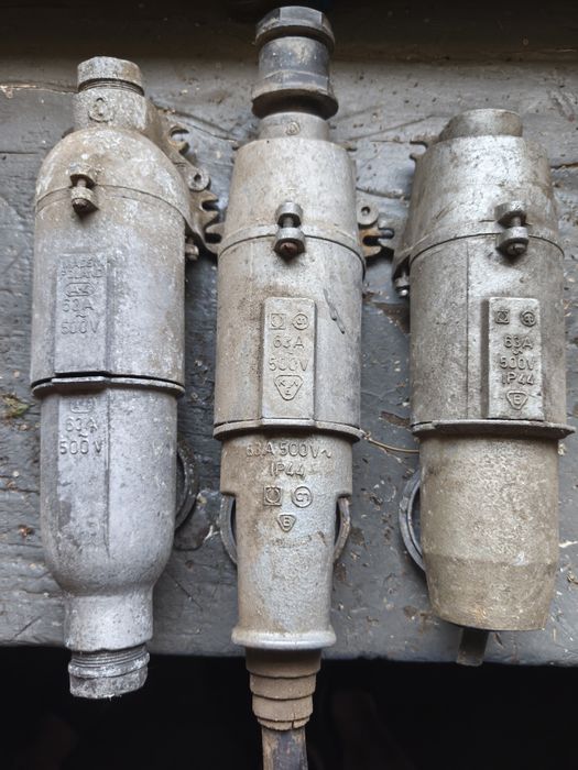 3 szt. metalowe gniazdo siłowe 63A / 500V z płaskimi stykami (bolcami) w solidnej aluminiowej obudowie, wyprodukowane w Polsce IP44