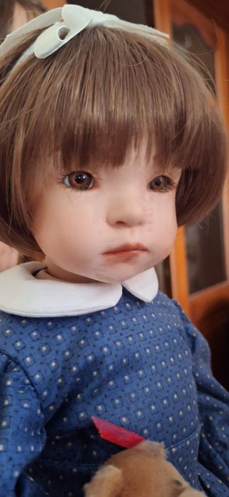 Коллекционная фарфоровая кукла