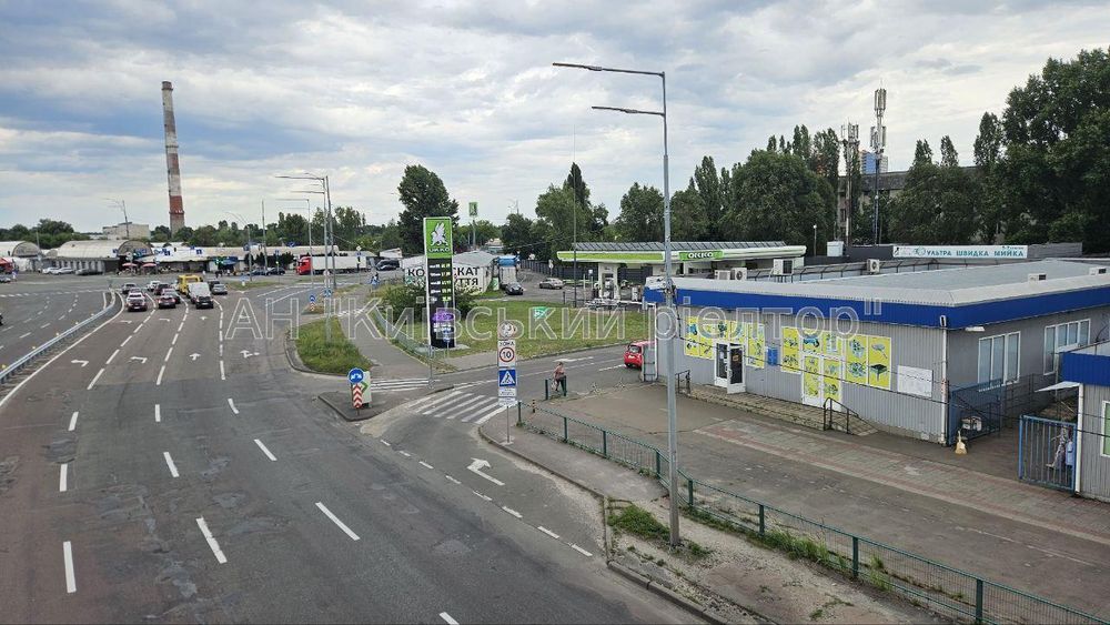 Продаж торгівельного приміщення 460 кв.м, пр-т .Шухевича 30