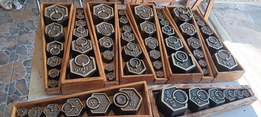 Caixas com Colecção de Pesos em Ferro, restaurados