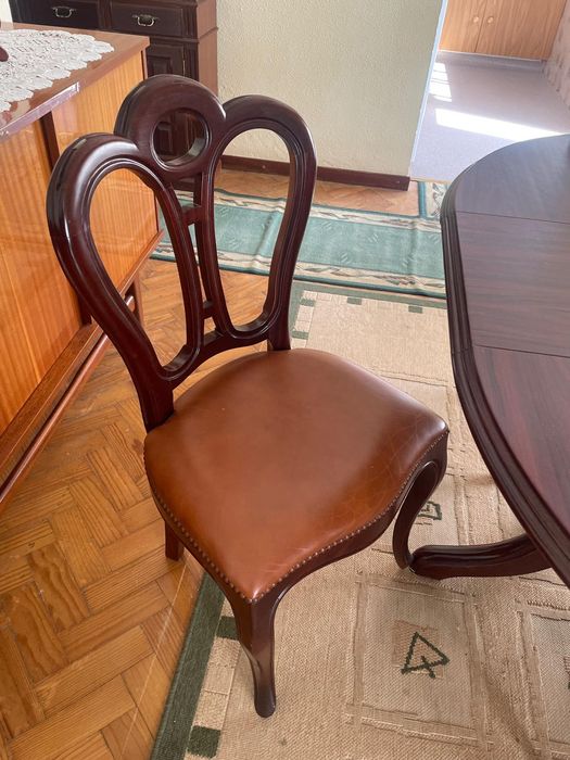 Mesa mais quatro cadeiras em madeira