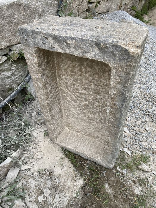 Pia em pedra amarela