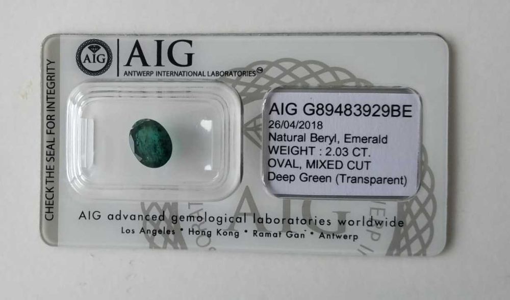 Esmeralda natural com o peso de 2,03 Cts, , Talhe Oval, Certificado