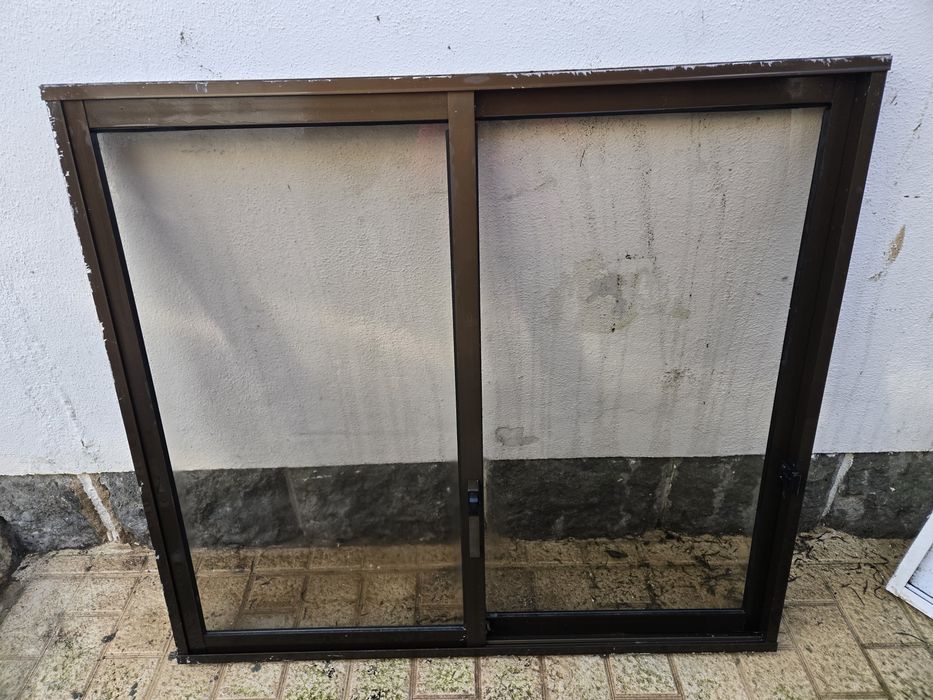 Janela aluminio castanho de correr 123 cm largura x  113 cm altura.