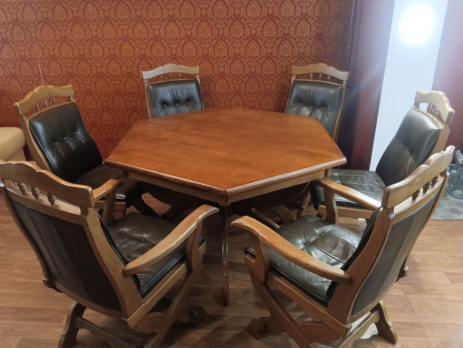 Дубовий стіл, шкіряні крісла з Німеччини.