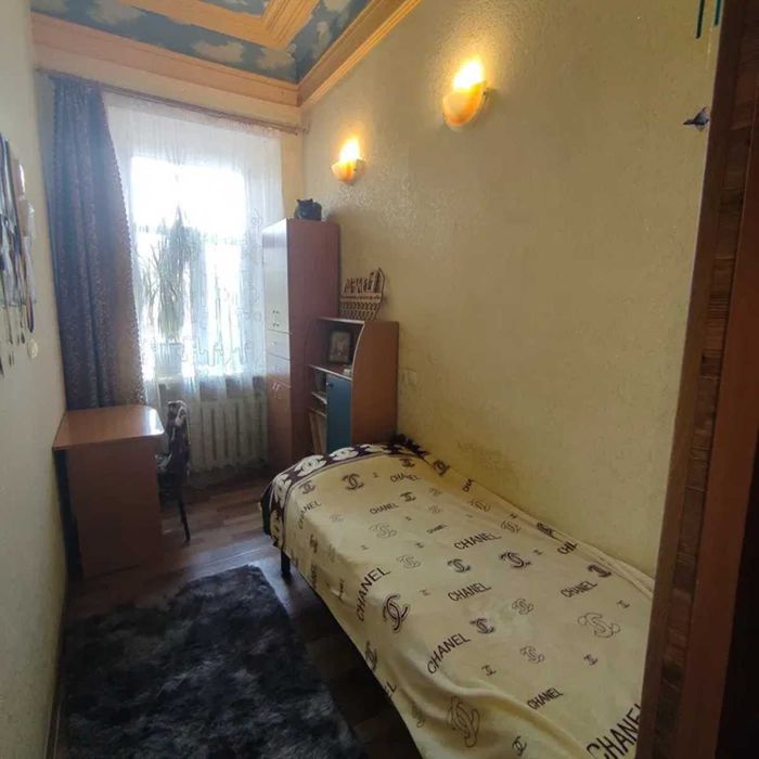 Продам 3 кімнати з кабінетом в коммунальній  квартирі, Виконкомівська.