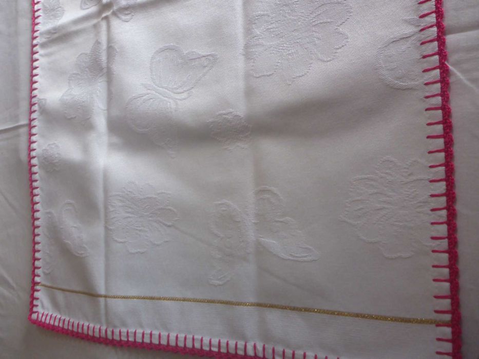 Pano de cozinha ou  toalha de tabuleiro com bordado floral  e renda