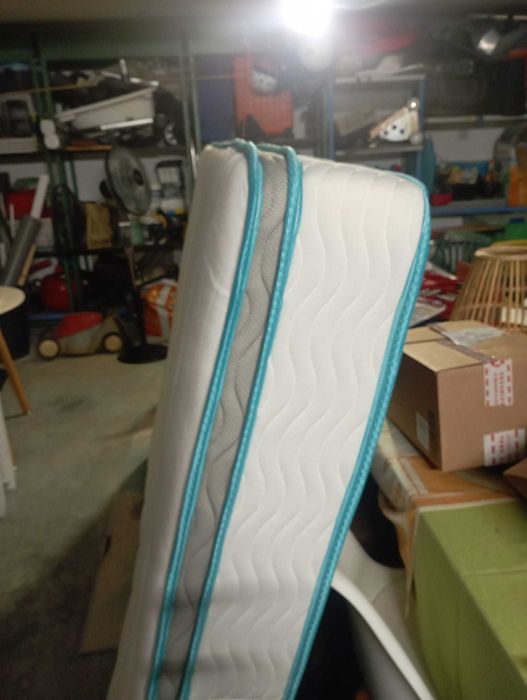 Cama de casal MALM com 4 gavetas e colchão. como nova.