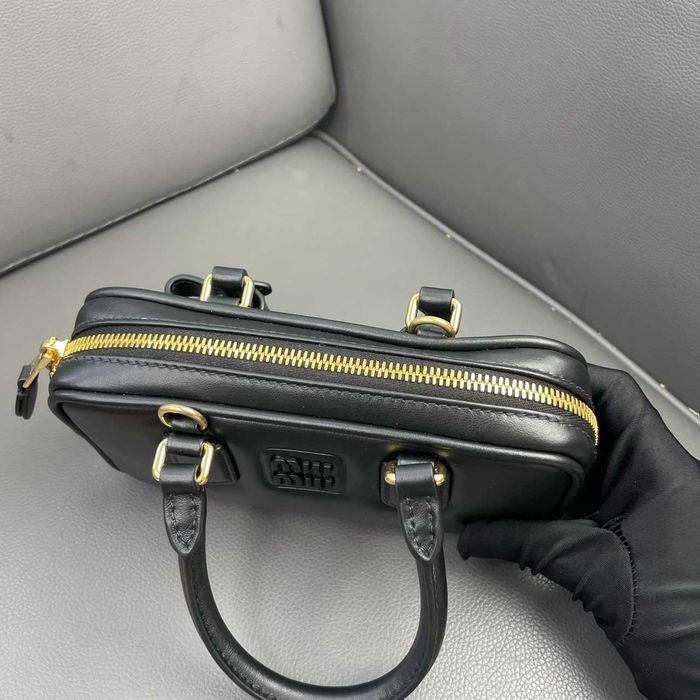 MiuMiu Czarna Torebka - Antykwa Inspiracja i Elegancja