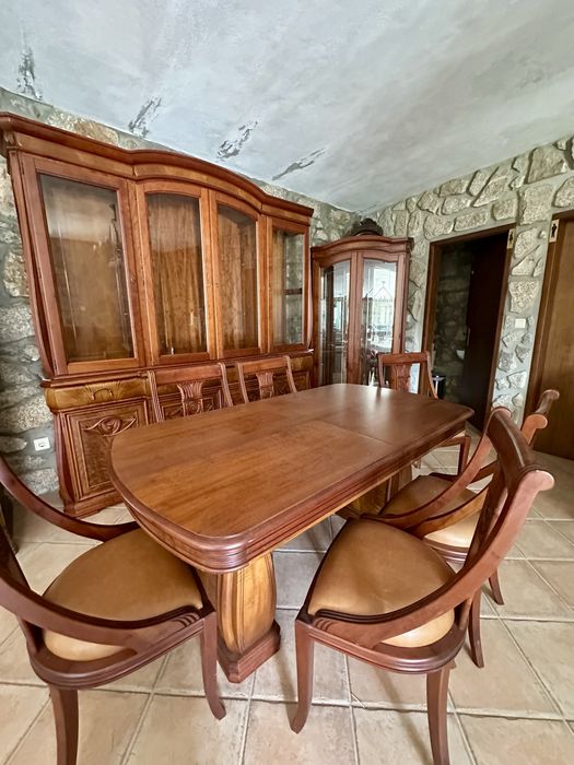 Conjunto de sala de jantar - Mesa, cadeiras e dois armários