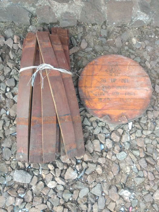 stare, rustykalne elementy dekoracji ogrodowych koło, homonto, beczka