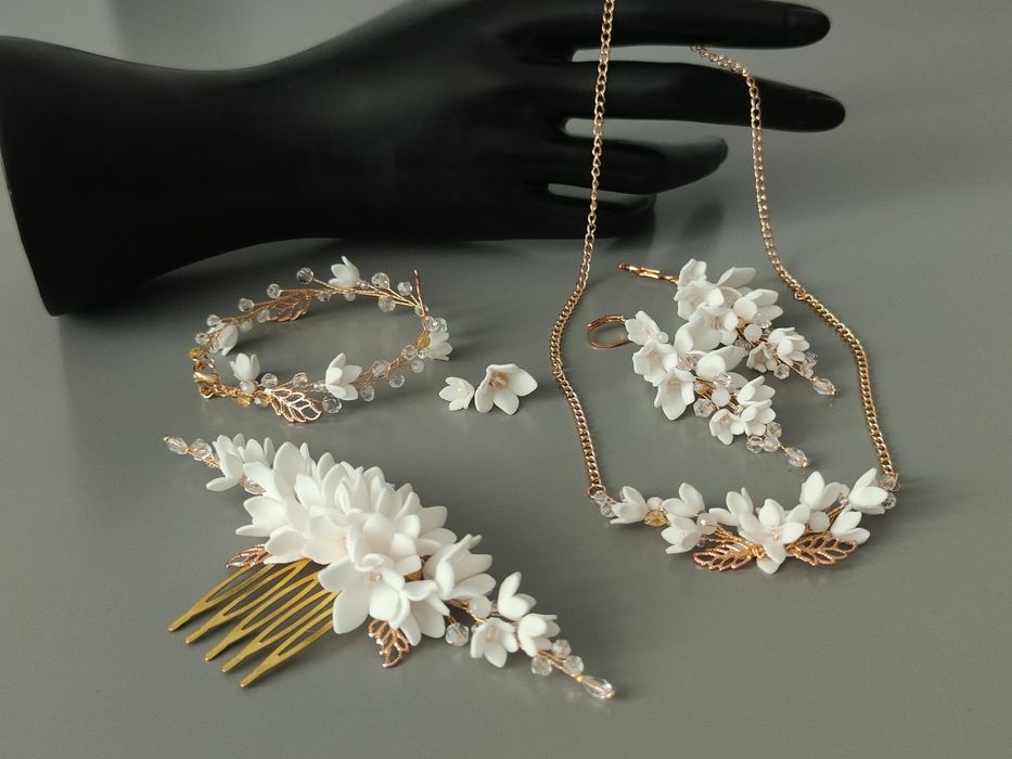 Duży, kwiatowy komplet ślubny.