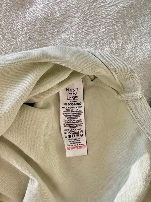 Вітровка фісташкова у розмірі 80 - 92 та боді Next у розмірі 92