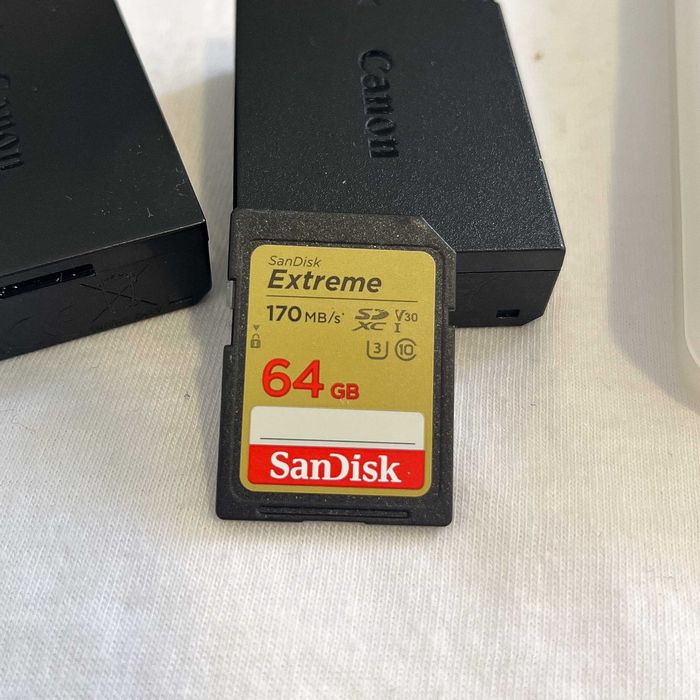 Canon Rebel T6 (EOS 1300D) + Lente 18-135mm Nano USM + Acessórios