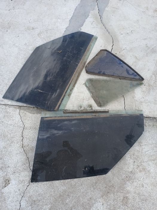 Стекла передние боковые Лянча дельта призма