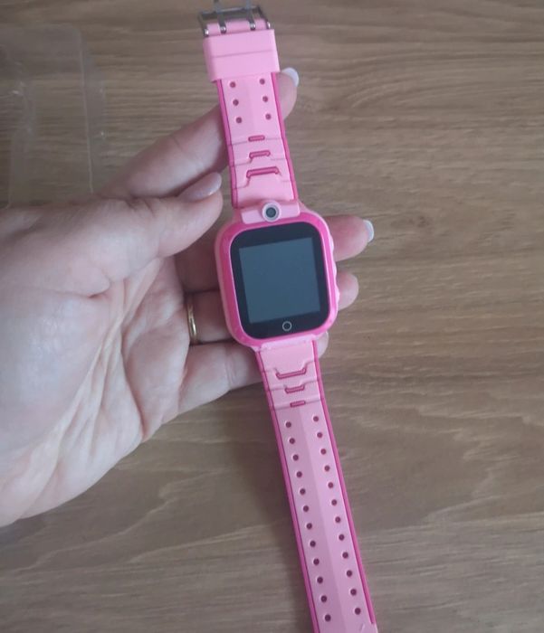 Różowy smartwatch dla dziewczynki