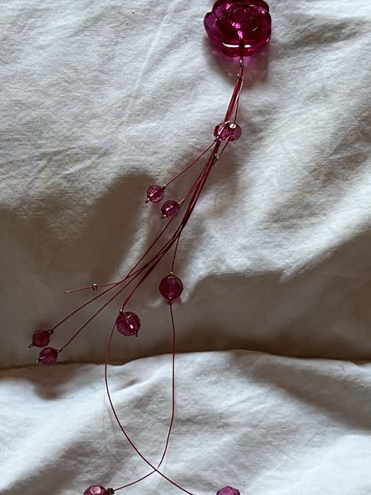 Colar comprido marca Escada em cor de rosa