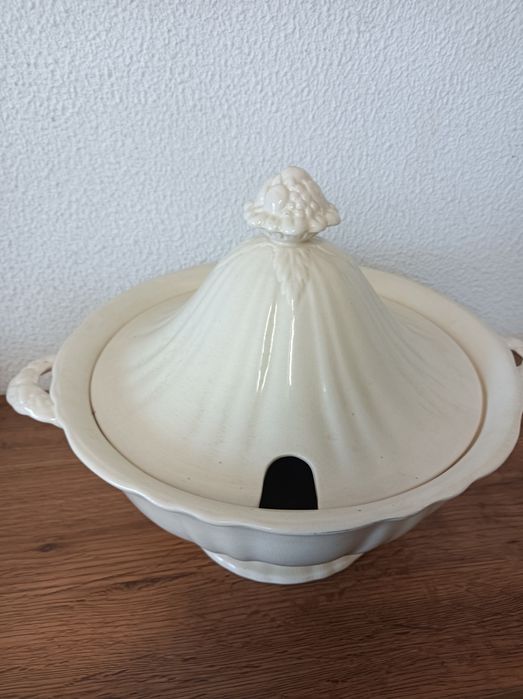 Terrina com prato em porcelana branca