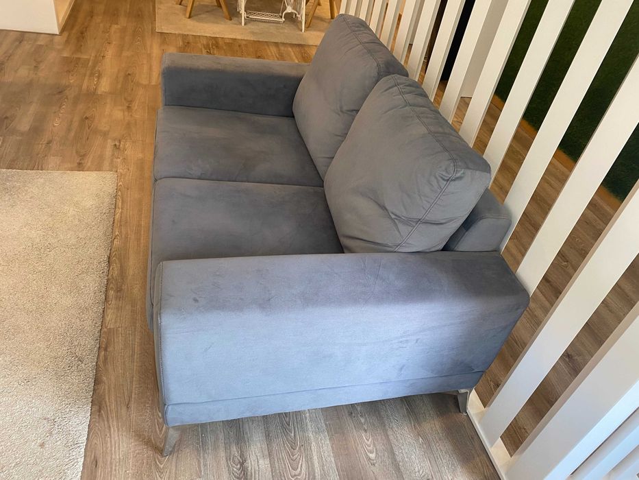 Sofá azul de 2 lugares