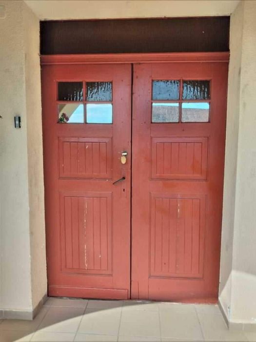 Stare zabytkowe drzwi zewnętrzne