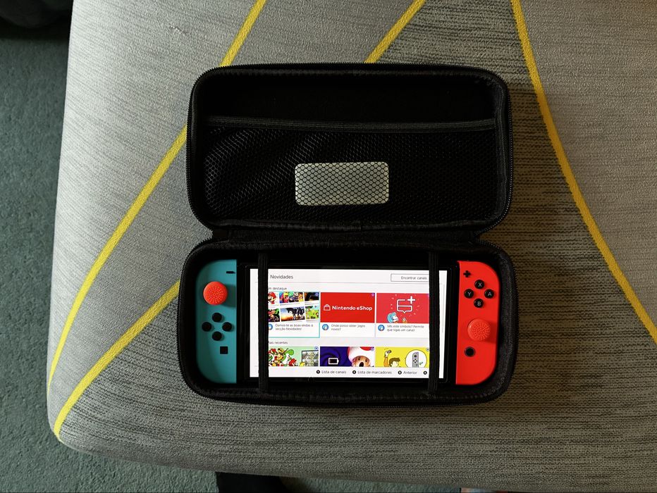 Nintendo switch OLED com acessórios, como nova
