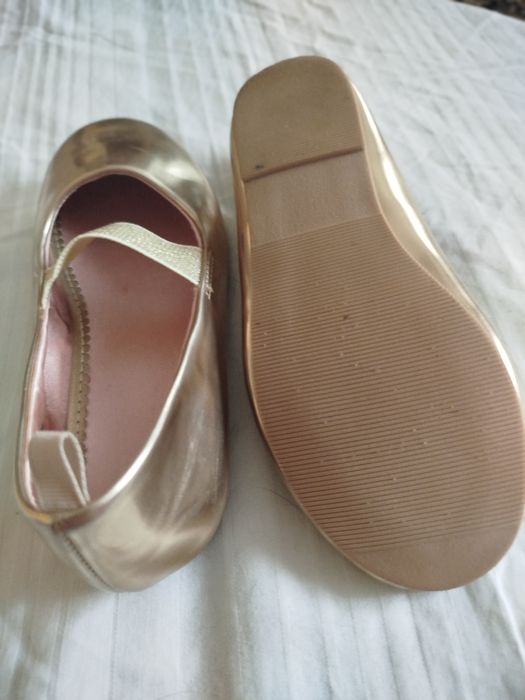 Балетки дівчачі кольору золото.
