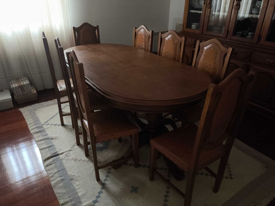 Sala de jantar em Castanho