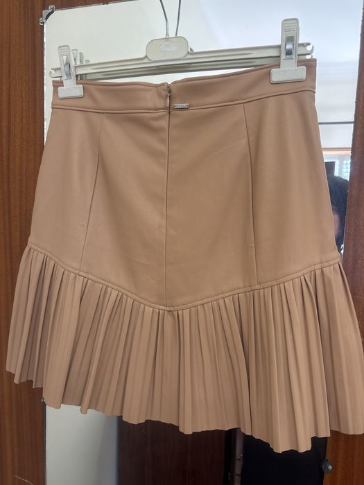 Saia pele nude Guess forrada com plissado