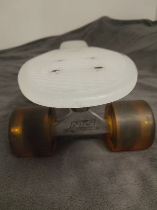 Biała deskorolka Fiszka Nils Extreme