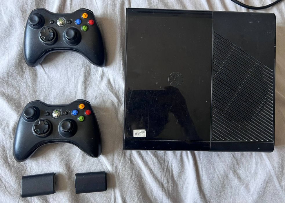 Приставка без доступа в інтернет Xbox 360 E + 55 ігор + 2 геймпади + диск