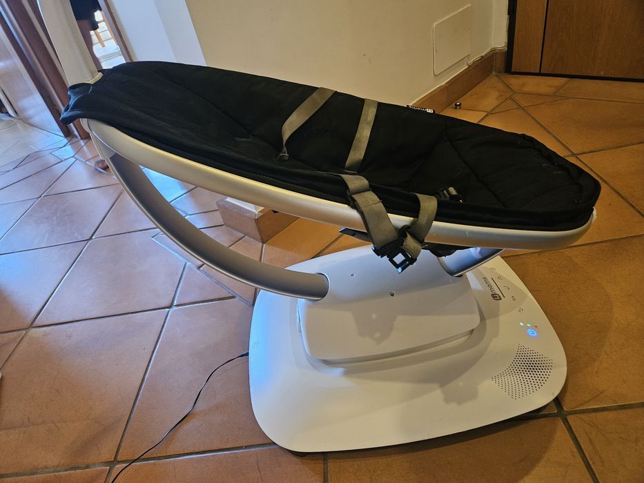 Espreguiçadeira ou baloiço automático para bebé.