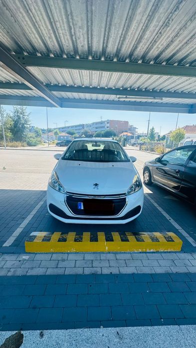 Peugeot 208 1.2 PureTech for sale in excellent condition.