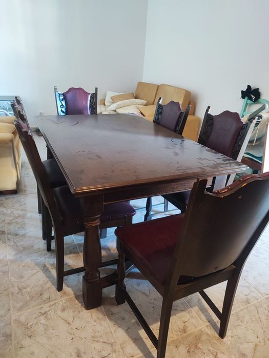 Mesa de sala/ cozinha com cadeiras