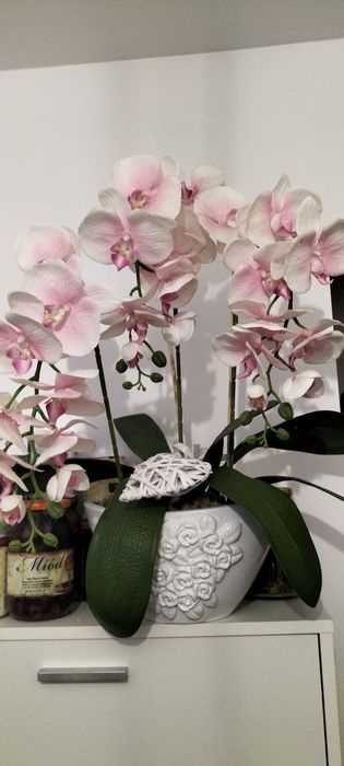 Sztuczny różowy storczyk trzypędowy w ozdobnej doniczkowe