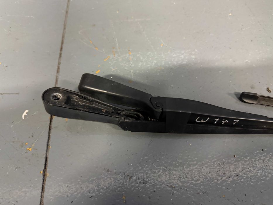 Braço Escova Frente Para Brisas Mercedes Classe A W177