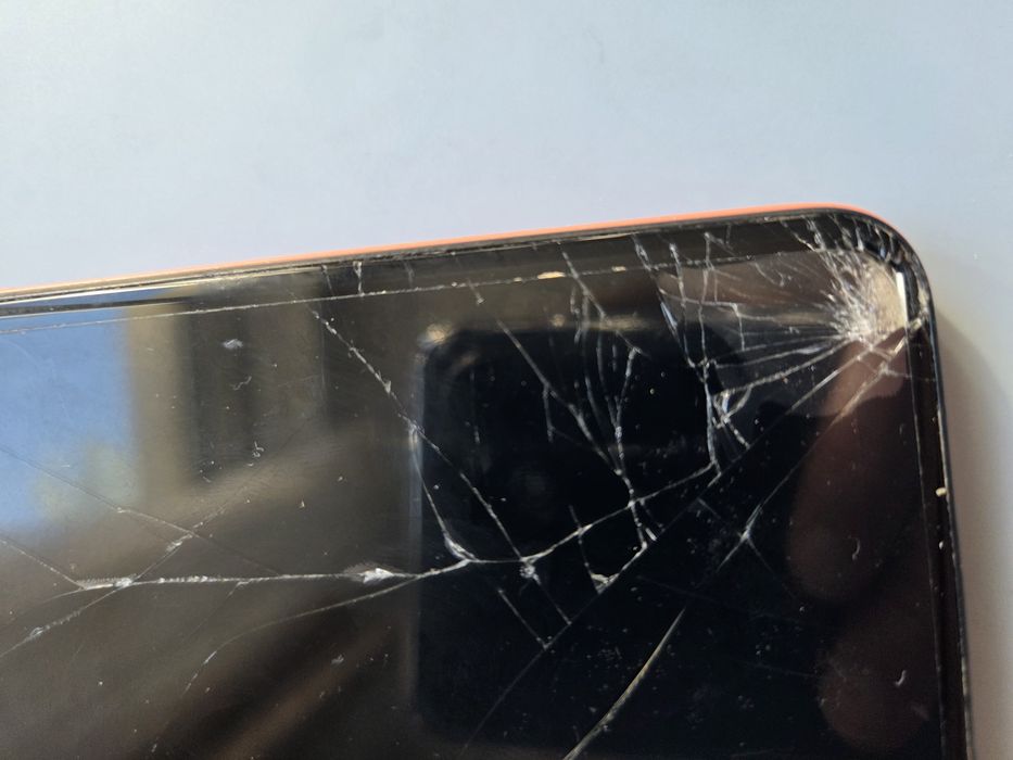 Samsung A20e używany wraz z przezroczystym etui