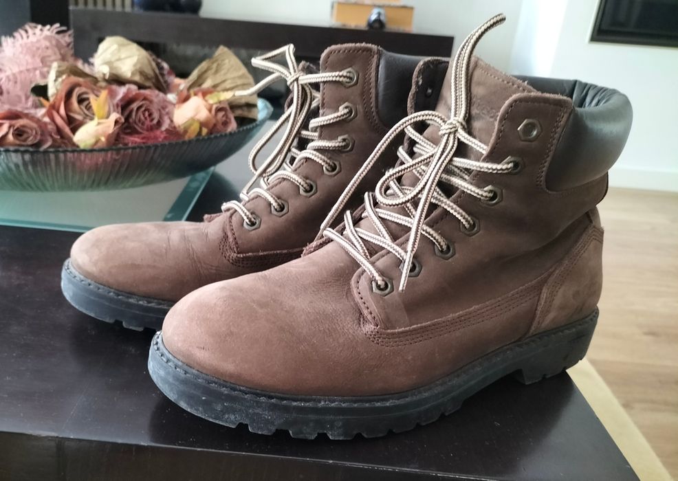 Botas de homem, em pele de trabalho em bom estado