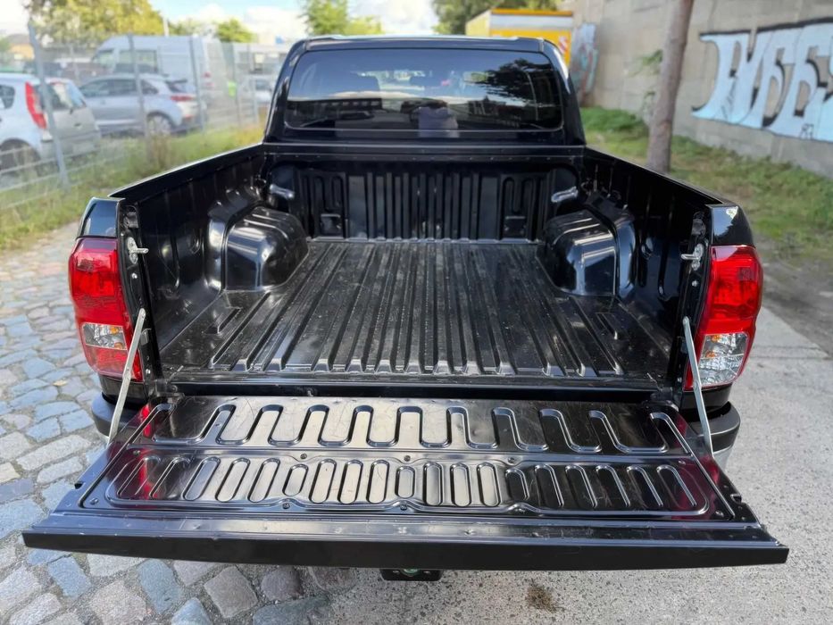 Toyota Hilux D-4D Double Cab SR5 4x4      2017