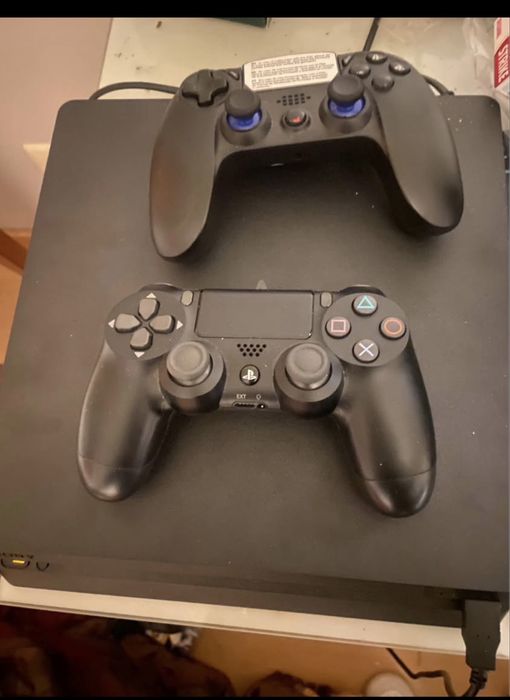 PS4 Slim 500Gb com 2 comandos