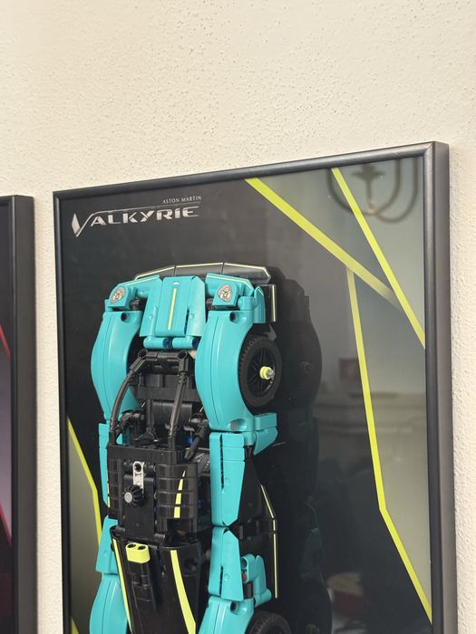 Dois quadros de exposiçao lego alumium ferrari e auston martin